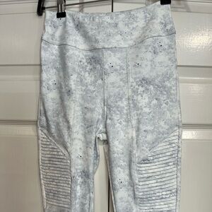 White Birch Women's Athletic Capri Leggings Size Medium NWOT
